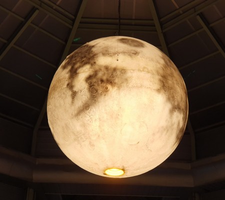 정서진 중앙시장 투명 달 모형